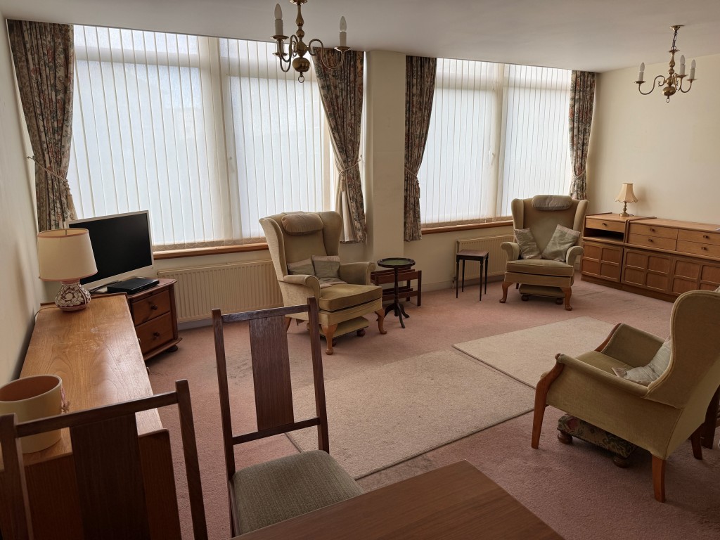 Lot: 130 - TWO-BEDROOM GROUND FLOOR FLAT IN NEED OF UPDATING CLOSE TO SEAFRONT - View of living room from dining area